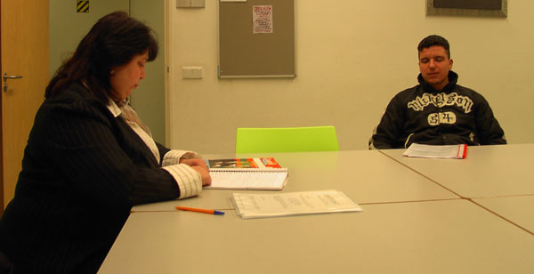 Cigdem Aslanyurek in gesprek met een van de cursisten Cigdem Aslanyurek in gesprek met een van de cursisten