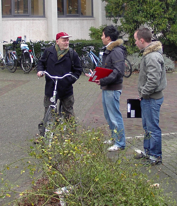 Medewerkers van Media Group in gesprek met een werkzoekende