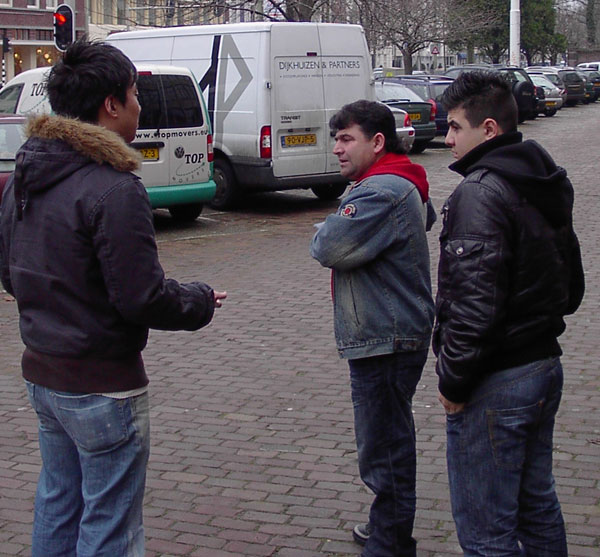 Eeen van de medewerkers van Media Group in gesprek met enkele werkzoekenden