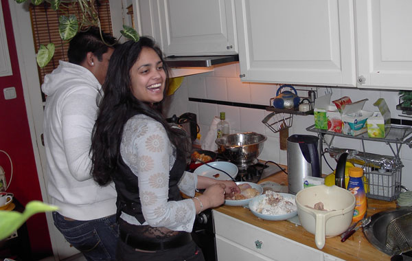 Natasja en Jessie maken in de keuken hapjes klaar