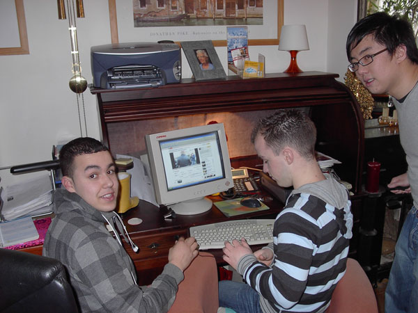Abdel, Anthony en Leon nog even achter de PC