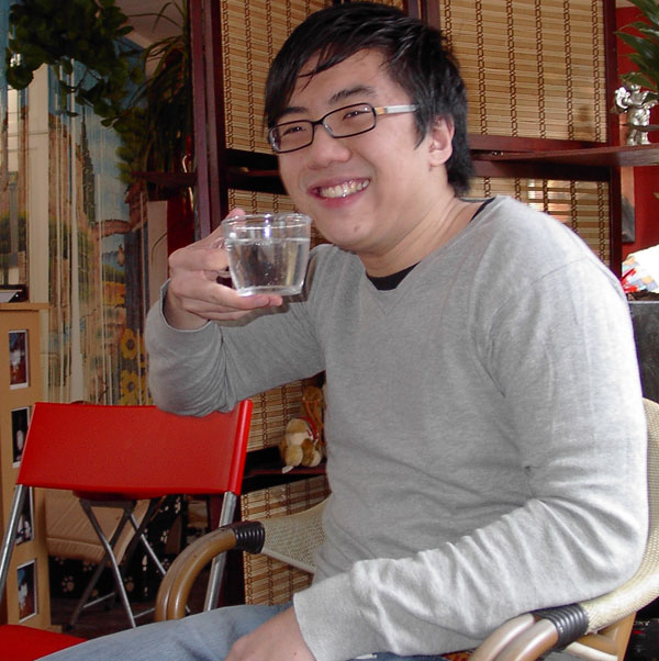 Leon met een drankje