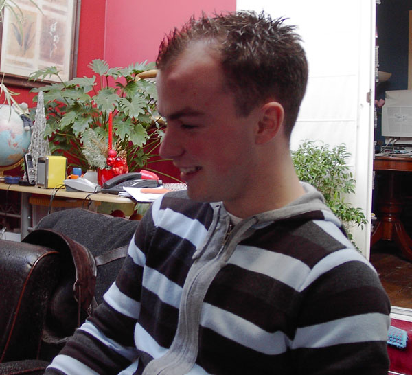 Anthony zit net een leuke mop te vertellen.