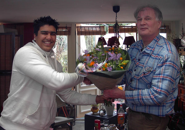 Jan ontvangt van de stagiaires bloemen voor de begeleiding. Antoinette heeft ook bloemen ontvangen maar was helaas juist op deze dag ziek.