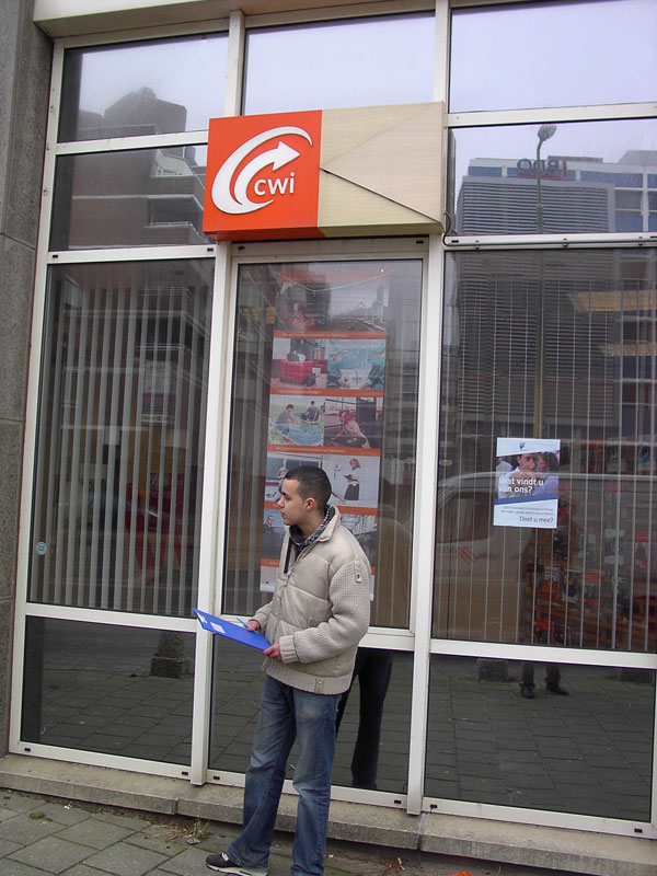 Abdel bij het CWI in Scheveningen. Hij wijst de bezoekers op de mogelijkheden die Media Group kan bieden